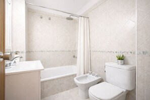 Asciugacapelli, bidet, asciugamani, sapone