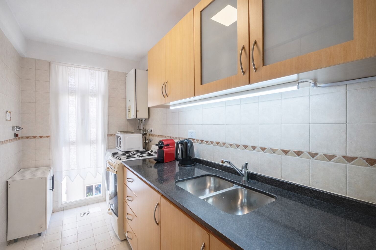 Geladeira, micro-ondas, fogão, cooktop