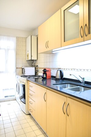 Refrigerador, microondas, horno, placa de cocina