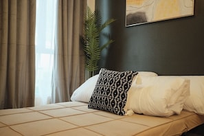 1 chambre, fer et planche à repasser
