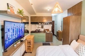 1 habitación y tabla de planchar con plancha 