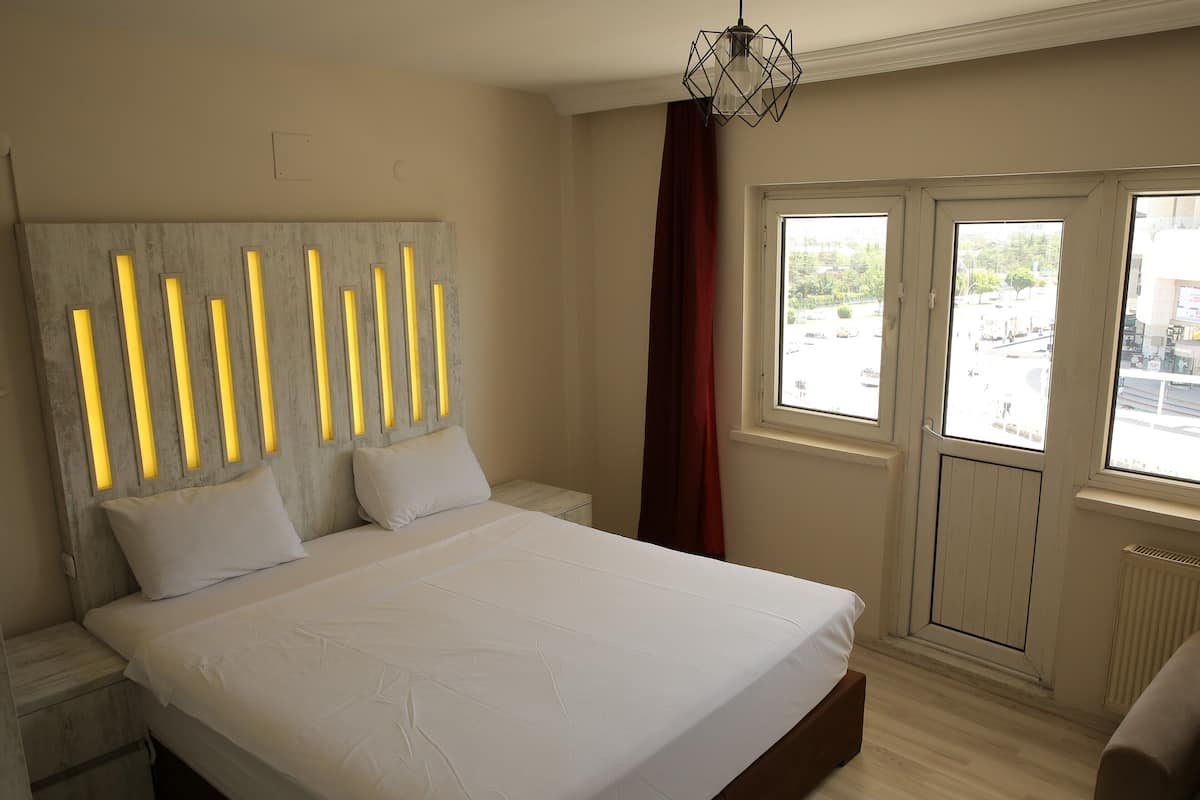 Classic Room | 1 bedroom, in-room safe, laptop workspace, soundproofing