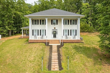 Welcome to your home away from home! For those seeking a tranquil break in the midst of nature, our spacious and stylish Airbnb house is the ideal refuge.