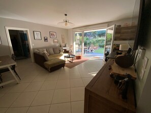 Living area - Bel Appartement en Rez de Jardin Avec Piscine Proche mer La Ciotat (La Ciotat)