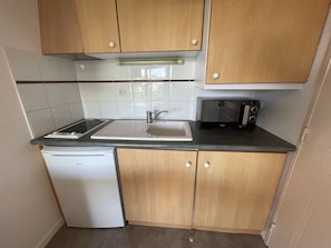 Kühlschrank, Mikrowelle, Wasserkocher mit Kaffee-/Teezubehör