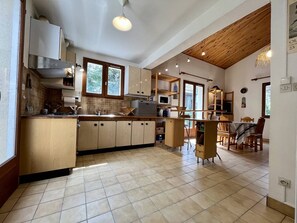 Fridge, microwave, oven, stovetop - Charming village house in Saint-Georges-d'Oléron, near the beach (Saint-Georges-d'Oléron)