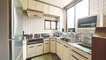 Fridge, microwave, stovetop, cookware/dishes/utensils