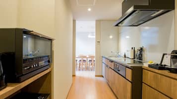 Fridge, microwave, stovetop, cookware/dishes/utensils