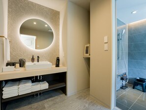 Secador de pelo y toallas