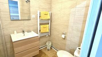 Doccia, asciugacapelli, asciugamani, carta igienica