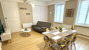 Living area - Apartment Le Rétro (2 Bedrooms) (Saint-Laurent-sur-Saône)