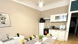 Dining - Apartment Le Rétro (2 Bedrooms) (Saint-Laurent-sur-Saône)