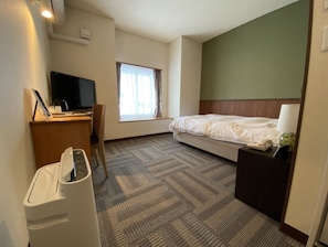 1 chambre, bureau, fer et planche à repasser, draps fournis