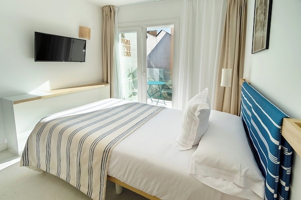 Minibar, coffres-forts dans les chambres, bureau