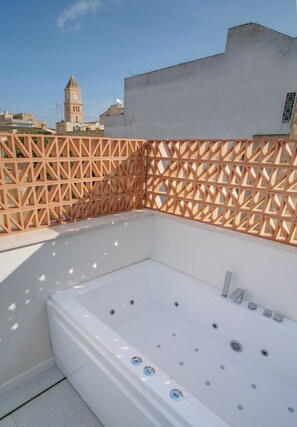 Outdoor spa tub - Hotel Bini (Manacor)