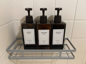 Sèche-cheveux, serviettes fournies