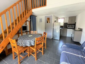 Interior - 3-Bedroom Beachfront House with Pool in Gruissan (Gruissan)