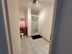 シャワー、ヘアドライヤー、石鹸、トイレットペーパー