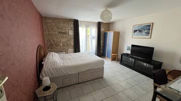 2 多间卧室、客房内保险箱、办公桌、熨斗/熨衣板