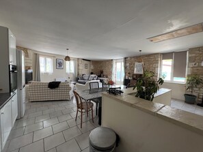 Smart TV, DVD player, books, video library - Gîte de L'hortensia, Maison de Campagne (Genac-Bignac)