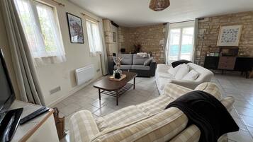 智能电视、DVD 播放器、书、影片库