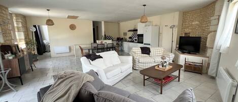 TV connectée, lecteur de DVD, livres, vidéothèque