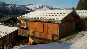 A wooden cabin with a balcony, set against a snowy mountain backdrop. - Savoyard Chalet 8 pers, near slopes, parking (Crest-Voland)