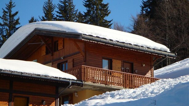 A wooden cabin with a balcony, surrounded by snow and trees. - Savoyard Chalet 8 pers, near slopes, parking (Crest-Voland)