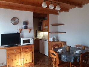Microwave, oven, dishwasher, coffee/tea maker