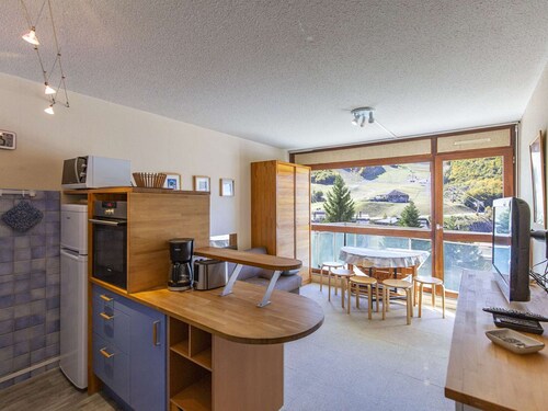 Studio cabin for 6 near ski slopes in Gourette, living room with balcony, parking