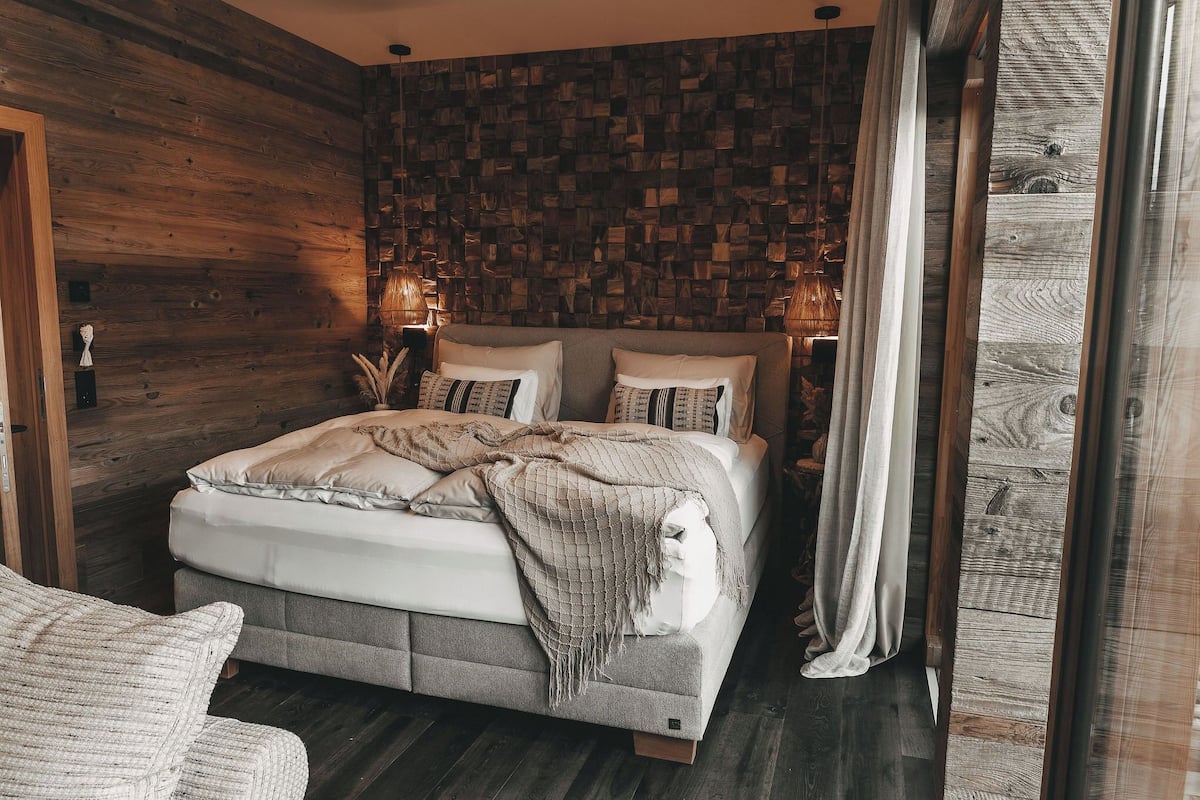 Deluxe Double Room | 1 bedroom, in-room safe, blackout curtains, iron/ironing board