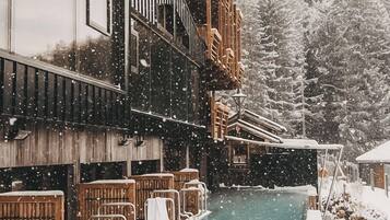 Außenpool, Sonnenschirme, Liegestühle