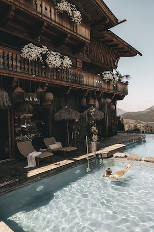 Body treatments, manicures and pedicures, massages. Jufenalm BOHO Hotel & Restaurant
