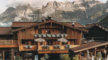 Fachada da propriedade à noite