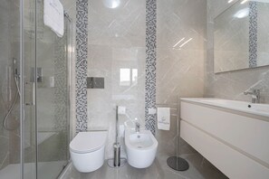 Douche, sèche-cheveux, bidet, serviettes fournies