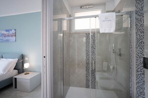Bruser, hårtørrer, bidet, håndklæder