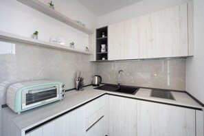 Fridge, oven, stovetop