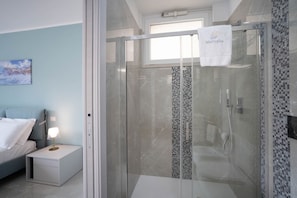 Shower, hair dryer, bidet, towels