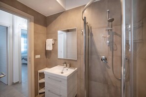 Dusche, Haartrockner, Bidet, Handtücher