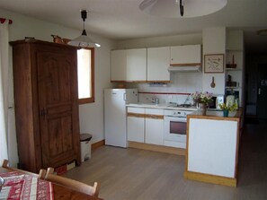 Mikrowelle, Ofen, Geschirrspüler, Wasserkocher mit Kaffee-/Teezubehör