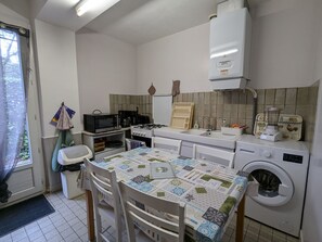Refrigerador, microondas, horno, silla alta para bebés
