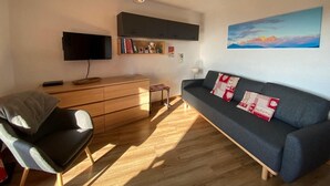TV - Cozy 4-Person Apartment, 200m from Slopes and Shops, South-West Balcony (Crest-Voland)