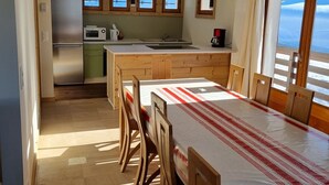 Una cocina compacta con armarios de madera, microondas integrado y cafetera.