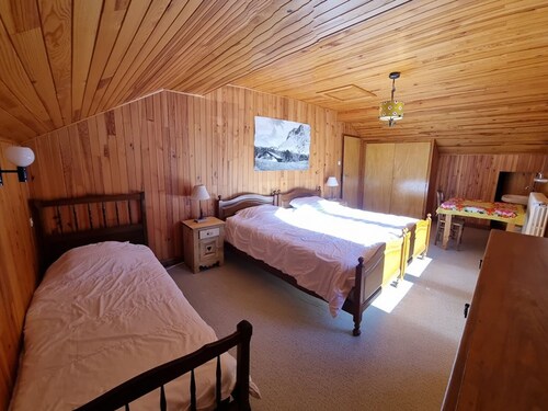 Large chalet for 11, 4 rooms, South, near ski