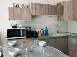 Køleskab, mikrobølgeovn, kaffe-/temaskine, brødrister