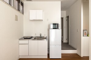 Fridge, microwave, stovetop, cookware/dishes/utensils - 60 sqm suite  2 bedrooms  1 minute from Samezu Station 9 minutes from Oimachi Station 21 minutes / Shinagawa-ku Tokyo (Shinagawa-ku)
