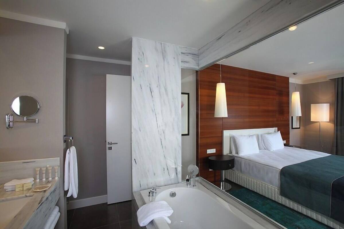 Suite Partial Sea View | 埃及棉床单、高档床上用品、迷你吧、客房内保险箱