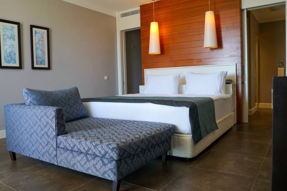 Suite Pool View | 埃及棉床单、高档床上用品、迷你吧、客房内保险箱