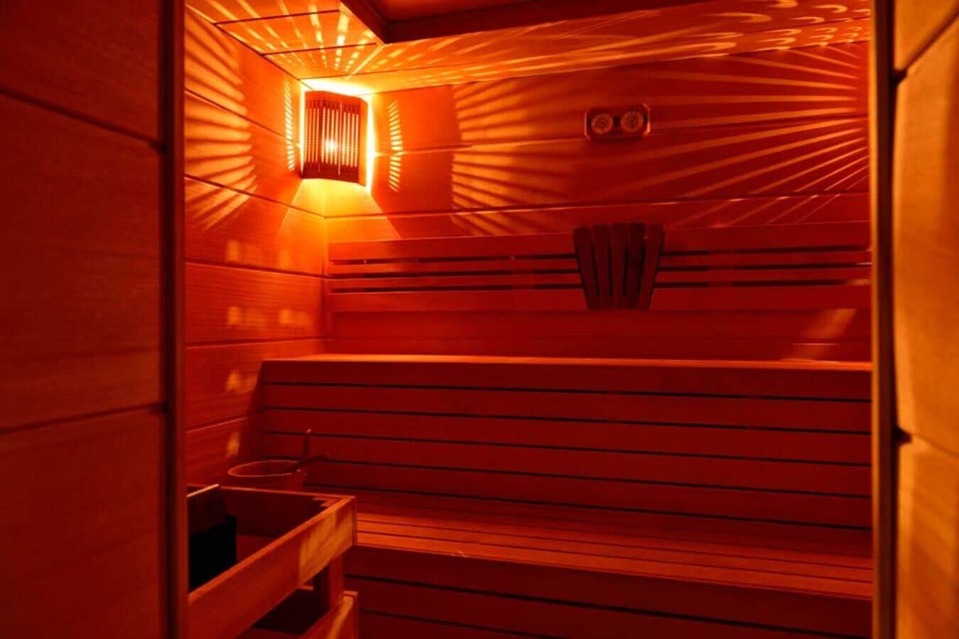Eine Sauna mit Holzsitzen und einem Wandofen.
