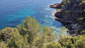 A coastal landscape with clear blue waters, rocky cliffs, and dense greenery. - Renovated 2-bedroom apartment with air conditioning, wifi, and parking in Cavalaire-sur-Mer (Cavalaire-sur-Mer)